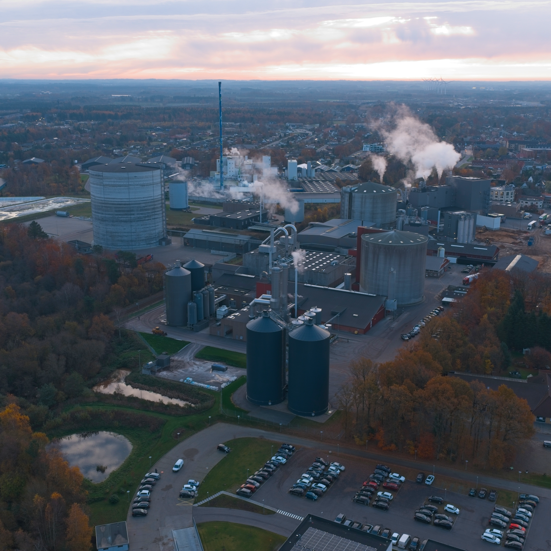 AKD's fabriksanlæg i Brande med karakteristiske silo og produktionsbygninger